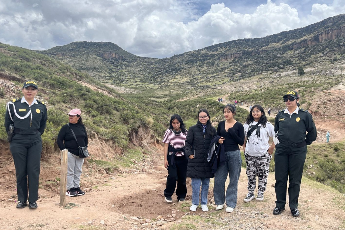 PNP DE TURISMO REFUERZA LA SEGURIDAD Y CULTURA TURÍSTICA EN EL BOSQUE DE PIEDRAS DE PAMPACHIRI